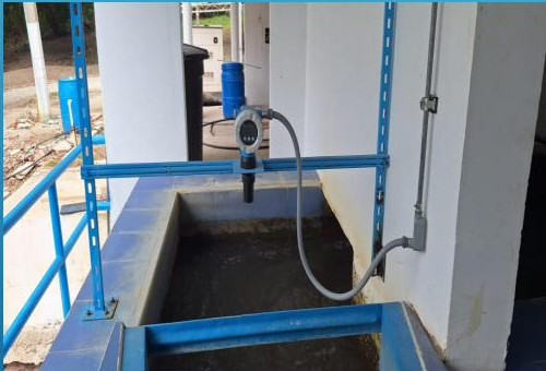 Instrumento de nivel instalado en tanque de proceso